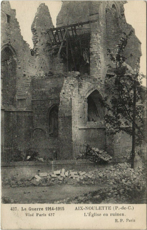 Carte postale ancienne La Grande Guerre 1914-15-Aix-Noulettel'Eglise en ruines à Aix-Noulette