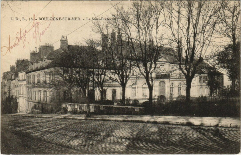 Carte postale ancienne Boulogne-sur-Mer - La Sous Pretecture à Boulogne-sur-Mer
