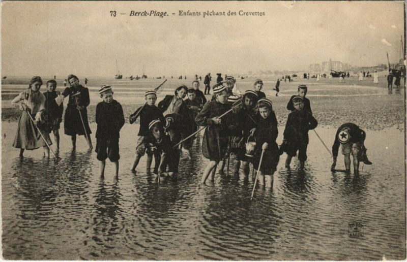 Carte postale ancienne Berck-Plage - Enfants pechants des Crevettes à Berck