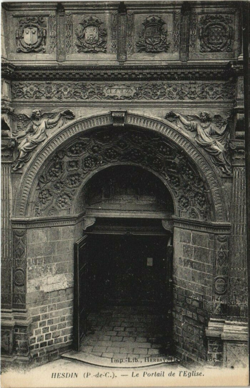 Carte postale ancienne Hesdin - Le Portail de l'Eglise à Hesdin