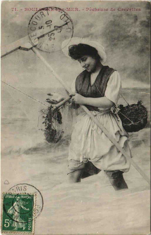 Carte postale ancienne Boulogne-sur-Mer - Pecheuse de Crevettes à Boulogne-sur-Mer