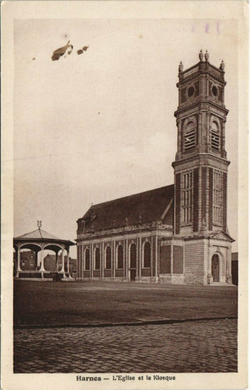 Carte postale ancienne Harnes - L'Eglise et le Klosque à Harnes