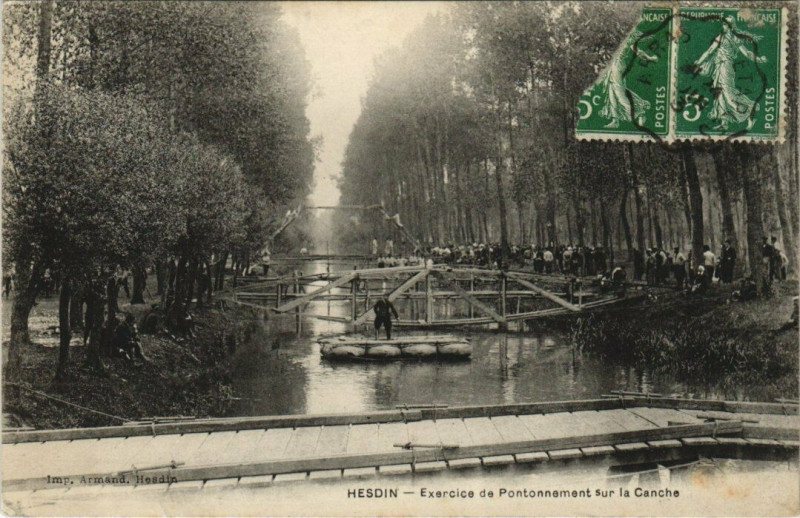 Carte postale ancienne Hesdin - Excercice de Pontonnament sur le Canche à Hesdin