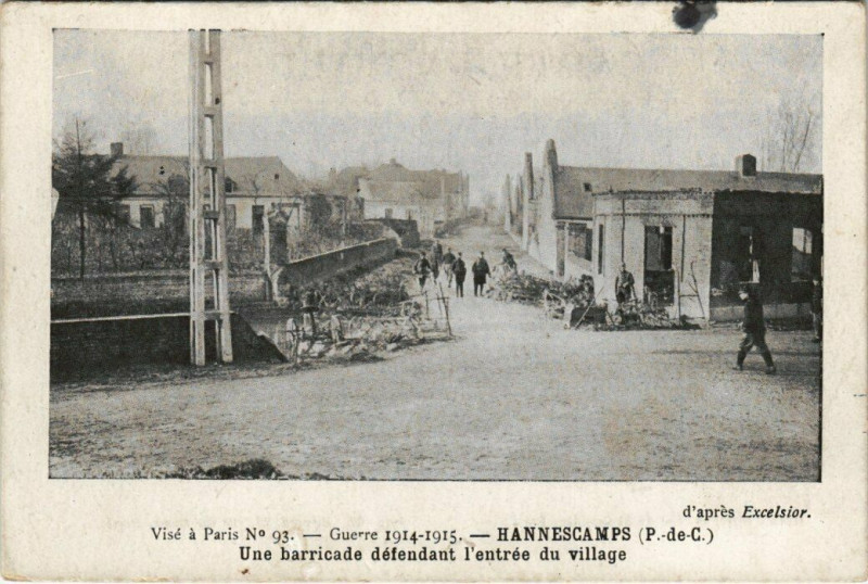 Carte postale ancienne Guerre 1914-1915 - Hannescamps Une barricade defendant I'Entrée à Hannescamps