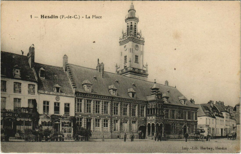 Carte postale ancienne Hesdin - La Place à Hesdin