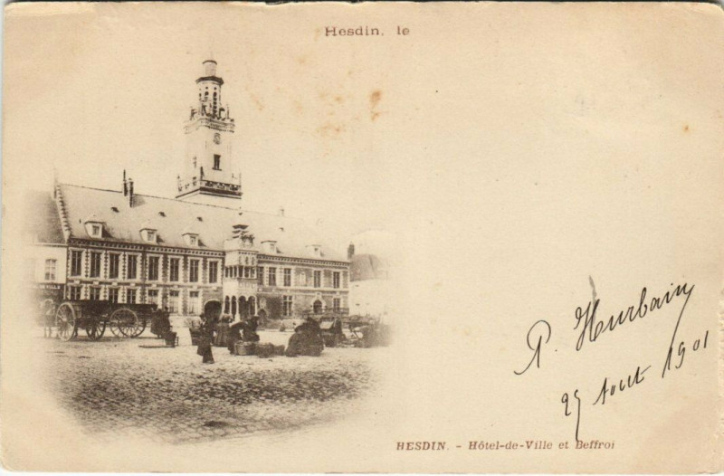 Carte postale ancienne Hesdin - Hotel de Ville et Beffroi à Hesdin