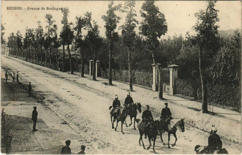 Carte postale ancienne Hesdin - Avenue de Boulogne à Hesdin