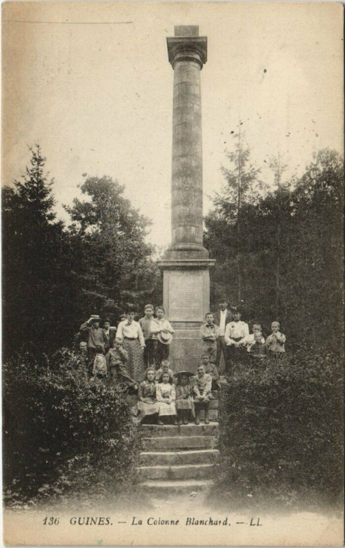 Carte postale ancienne Guines - La Colonne Blanchard à Guînes