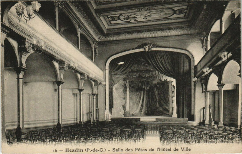 Carte postale ancienne Hesdin - Salle des Fetes de l'Hotel de Ville à Hesdin