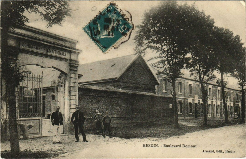 Carte postale ancienne Hesdin - Boulevard Domont à Hesdin