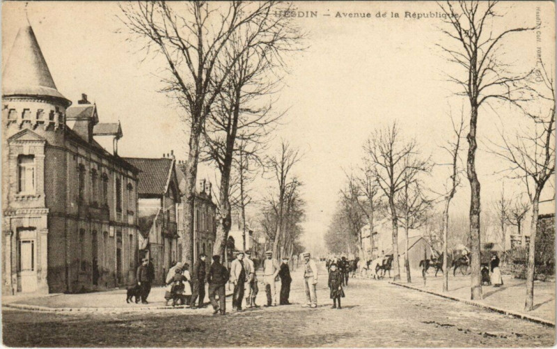 Carte postale ancienne Hesdin - Avenue de la Republique à Hesdin