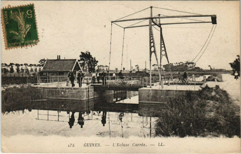Carte postale ancienne Guines - L'Ecluse Carree à Guînes