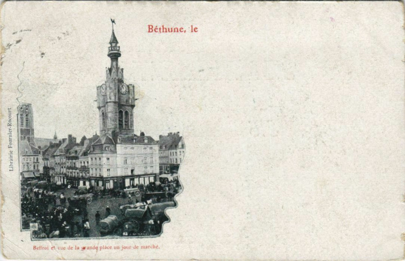 Carte postale ancienne Béthune-Beffroi et vue de la grande place un jour de marché à Béthune