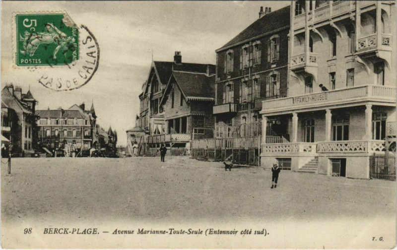 Carte postale ancienne Berck Plage-Avenue Marianne-Toute-Seule à Berck