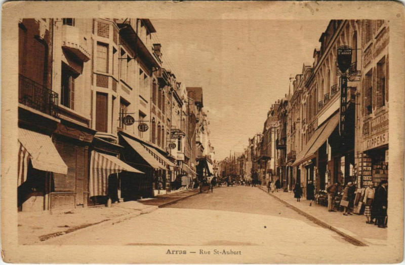 Carte postale ancienne Arras-Rue Saint-Aubert à Arras