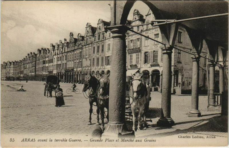 Carte postale ancienne Arras avant la terrible Guerre-Grande Place et Marché aux Grains à Arras