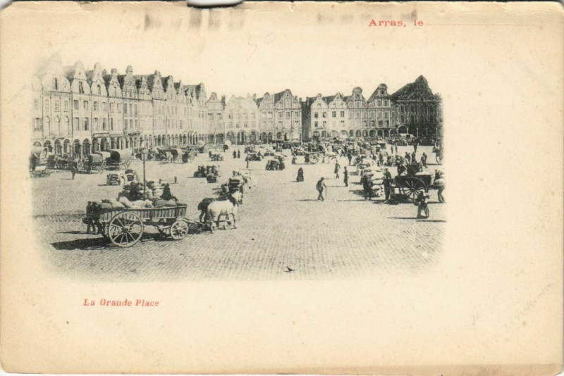 Carte postale ancienne Arras-La Grande Place à Arras