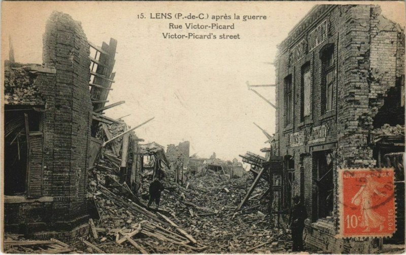 Carte postale ancienne Lens-aprés la guerre-Rue Victor-Picard à Lens
