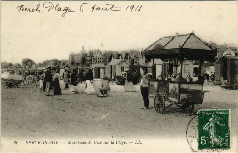 Carte postale ancienne Berck-Plage - Marchand de Coco sur la Plage à Berck