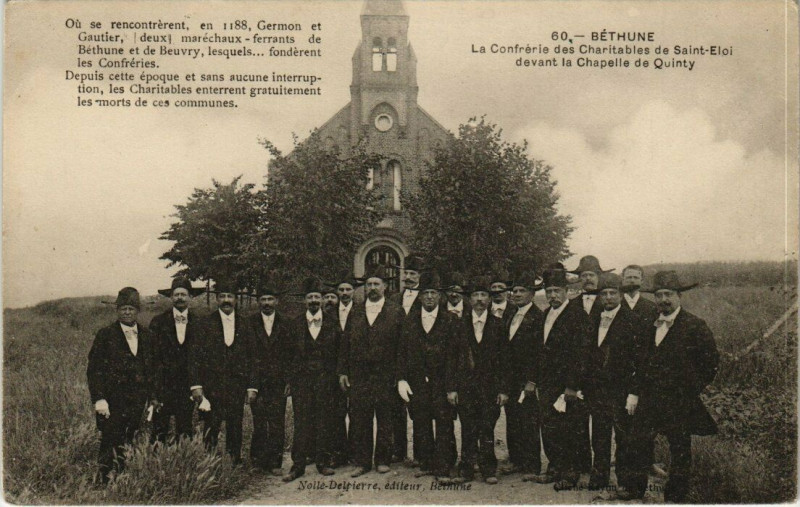 Carte postale ancienne Bethune - La Confrérie des Charitables devant la Chapelle à Béthune