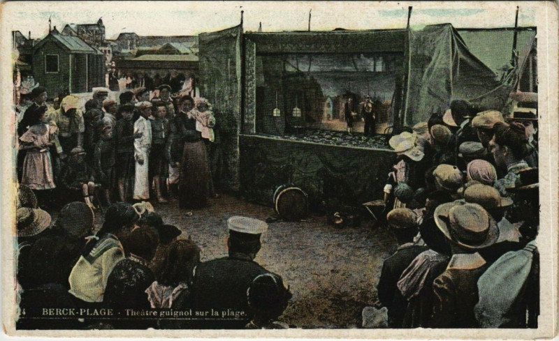 Carte postale ancienne Berck-Plage - Théatre guignol sur la Plage à Berck