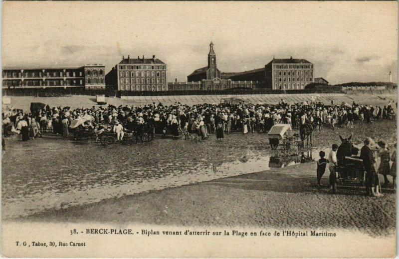 Carte postale ancienne Berck-Plage - Biplan venant d'atterir sur la Plage à Berck