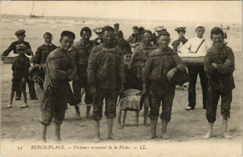 Carte postale ancienne Berck-Plage - Pecheurs revenant de la Peche à Berck