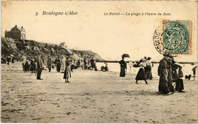 Carte postale ancienne Boulogne sur Mer- Le Portel, La plage a l'heure du Bain France à Boulogne-sur-Mer