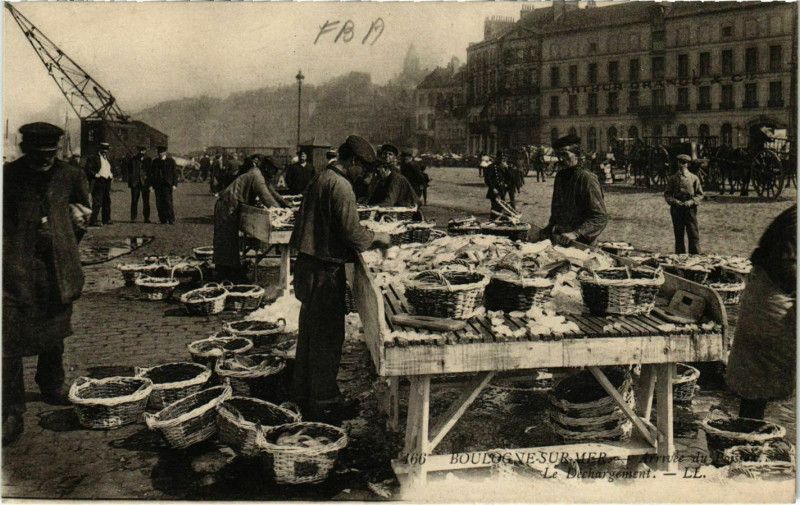 Carte postale ancienne Boulogne sur Mer- Le Dechargement France à Boulogne-sur-Mer