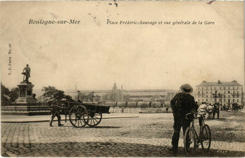 Carte postale ancienne Boulogne sur Mer- Place Frederic Sauvage et la Gare France à Boulogne-sur-Mer