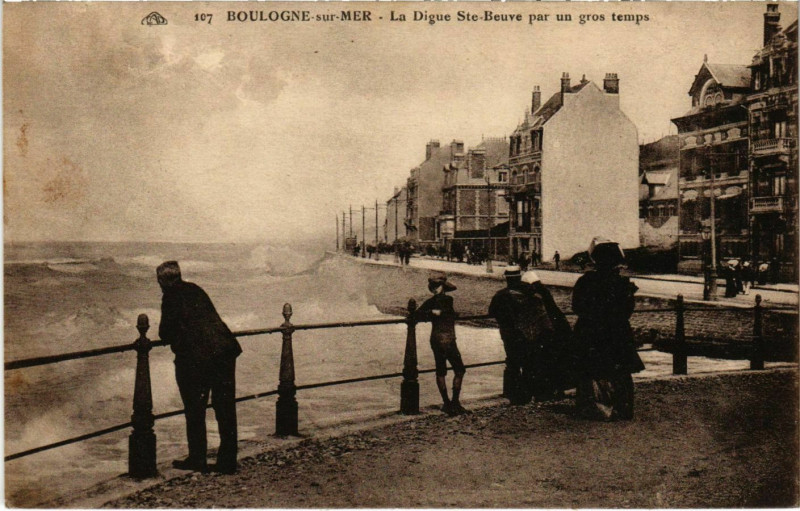 Carte postale ancienne Boulogne sur Mer- La DigueSainte-Beuve par un gros temps France à Boulogne-sur-Mer