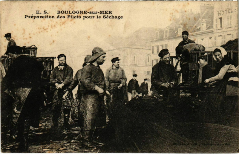 Carte postale ancienne Boulogne sur Mer- Preparation des Filets pour le Sechage France à Boulogne-sur-Mer
