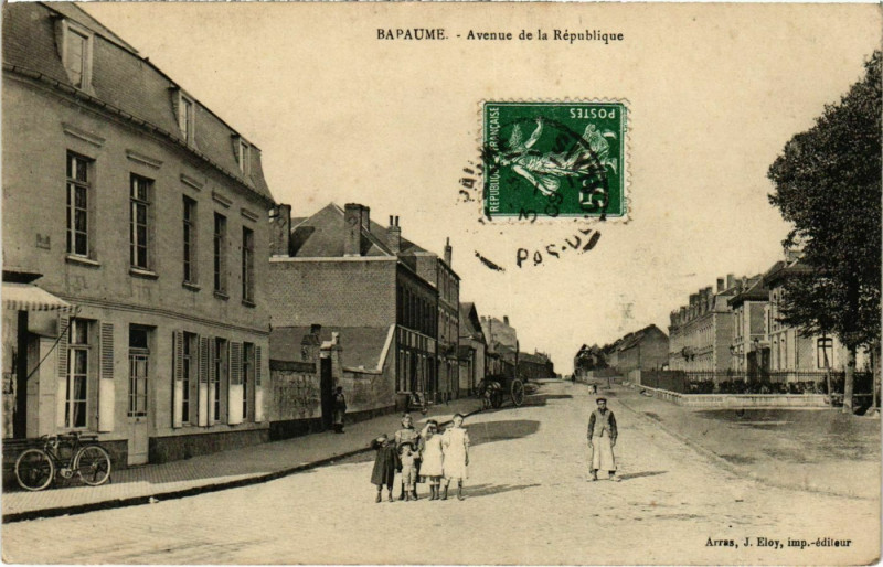 Carte postale ancienne Bapaume- Avenue de la Republique France à Bapaume