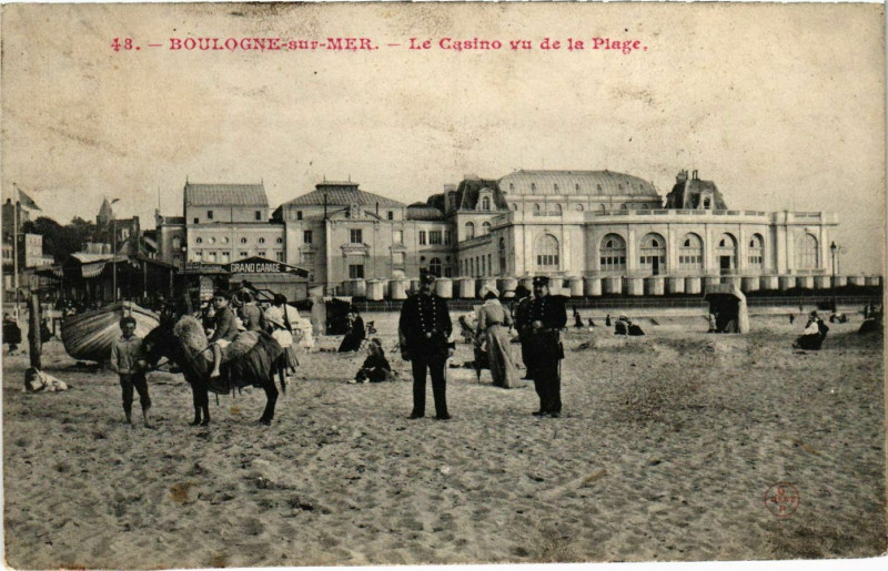 Carte postale ancienne Boulogne sur Mer- Le Casino vu de la Plage France à Boulogne-sur-Mer