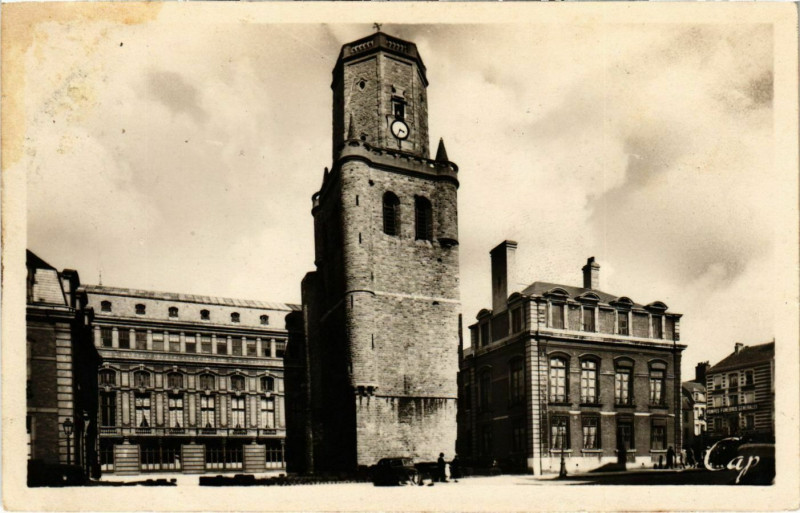 Carte postale ancienne Boulogne sur Mer- Le Beffroi et Hotel de Ville France à Boulogne-sur-Mer