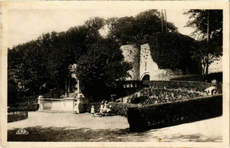Carte postale ancienne Boulogne sur Mer- Monument du Souvenir Francais France à Boulogne-sur-Mer