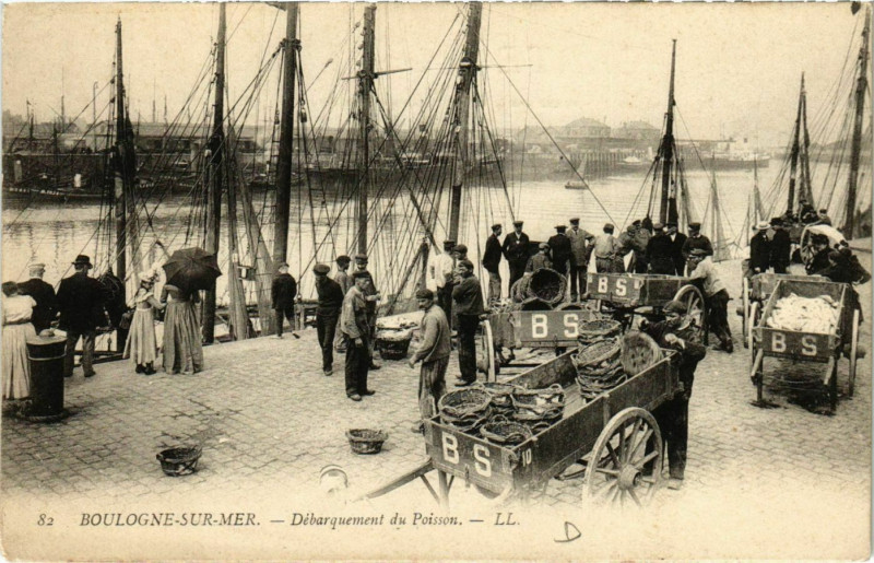 Carte postale ancienne Boulogne sur Mer- Debarquement du Poisson France à Boulogne-sur-Mer