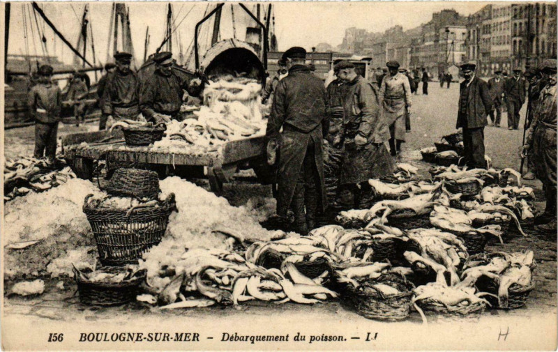 Carte postale ancienne Boulogne sur Mer- Debarquement du Poisson France à Boulogne-sur-Mer