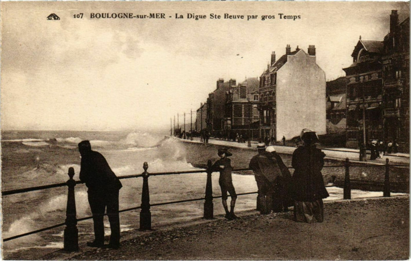 Carte postale ancienne Boulogne sur Mer- La DigueSainte-Beuve par un gros temps France à Boulogne-sur-Mer