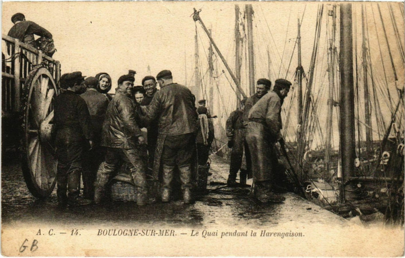 Carte postale ancienne Boulogne sur Mer- Le Quai pendant la Harengaison France à Boulogne-sur-Mer