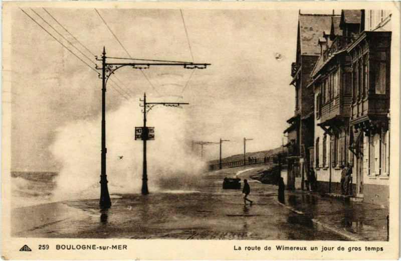 Carte postale ancienne Boulogne sur Mer- Route de Wimereux un jour de gros temps France à Wimereux