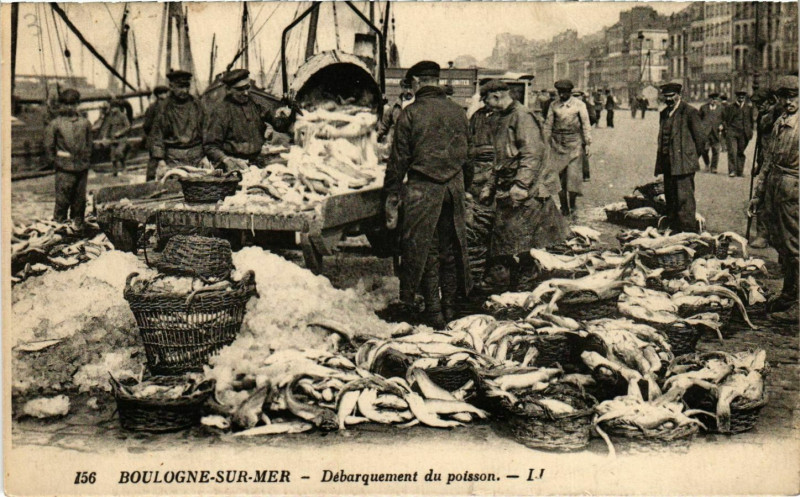 Carte postale ancienne Boulogne sur Mer- Debarquement du Poisson France à Boulogne-sur-Mer