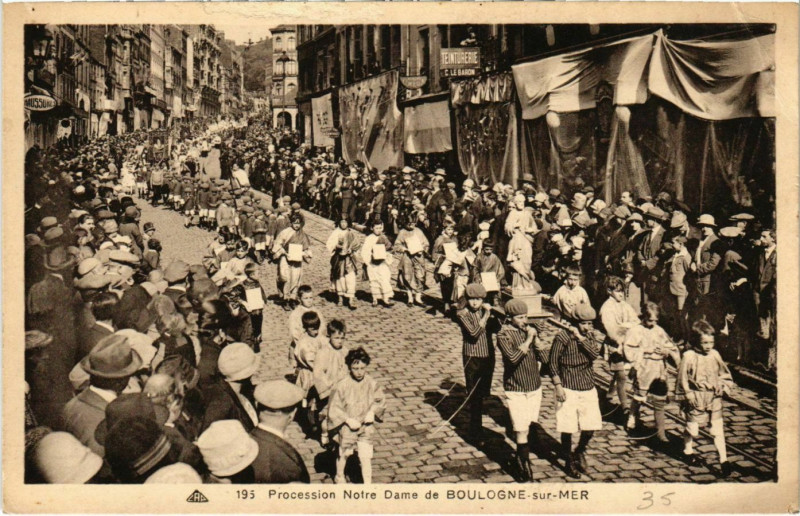 Carte postale ancienne Boulogne sur Mer- Procession Notre Dame France à Boulogne-sur-Mer