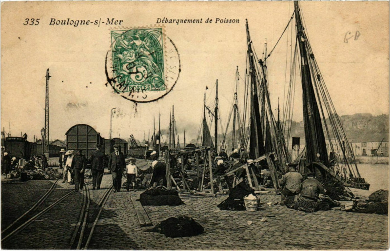 Carte postale ancienne Boulogne sur Mer- Debarquement du Poisson France à Boulogne-sur-Mer