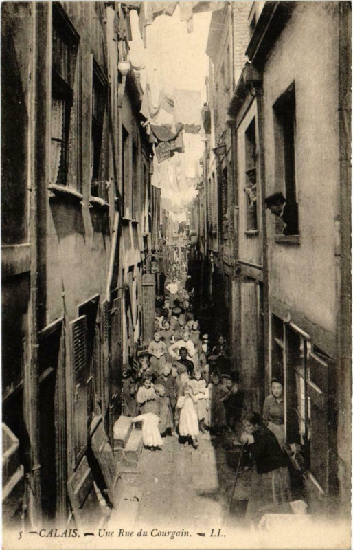 Carte postale ancienne Calais (Dep.62) Une Rue du Courgain à Calais