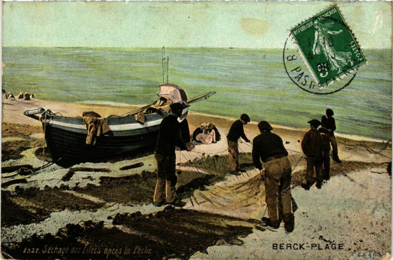 Carte postale ancienne Berck Plage- Sechage des Filets apres la Peche France à Berck