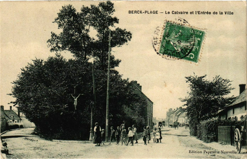 Carte postale ancienne Berck Plage- Le Calvaire et l'Entree de la Ville France à Berck