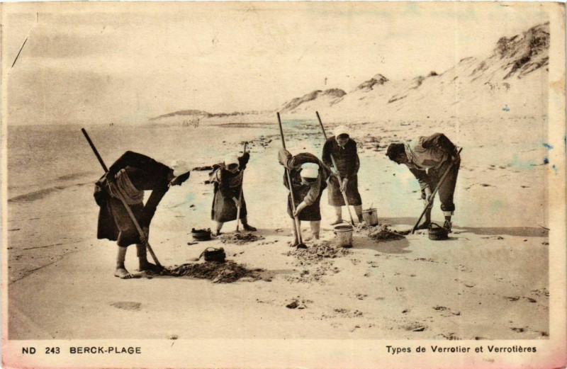 Carte postale ancienne Berck Plage- Types de Verrotier et Verrotieres France à Berck