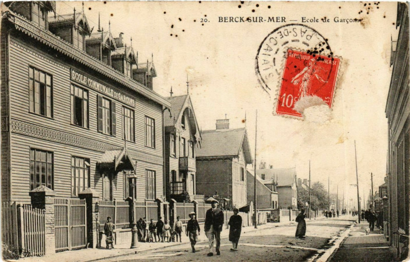 Carte postale ancienne Berck Plage- Ecole de Garcons France à Berck