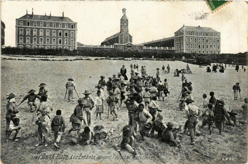 Carte postale ancienne Berck Plage- Les enfants devant l'Hopital Maritime France à Berck
